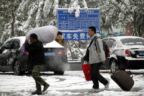 Snowstorm paralyses transport in N China city