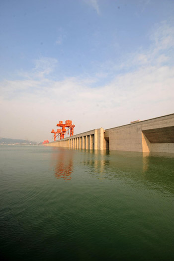 Three Gorges raises water to full capacity level