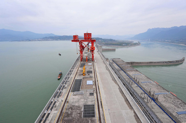 Three Gorges raises water to full capacity level