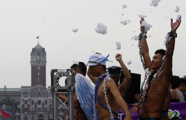 30,000 join Taiwan's gay pride parade