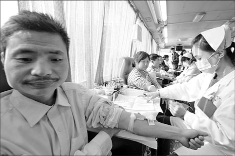 Blood supplies dries up; minister jumps in