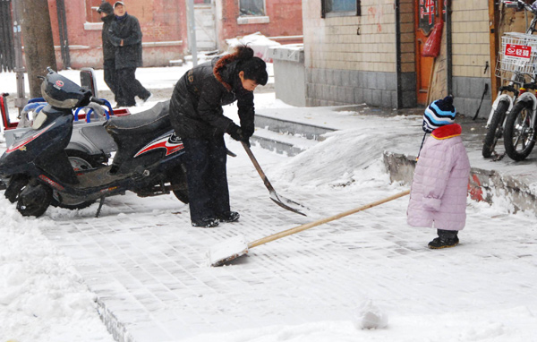 Heavy snow hits NE China