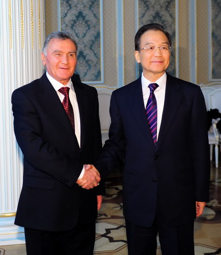 China, Tajikistan sign communique to promote ties