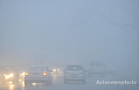 Heavy fog shrouds Central, East China