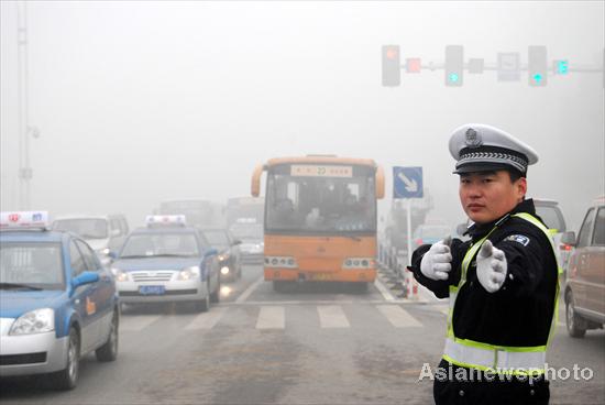 Heavy fog shrouds Central, East China