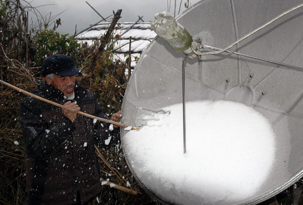 Icy weather disrupts over 3.83m in S China