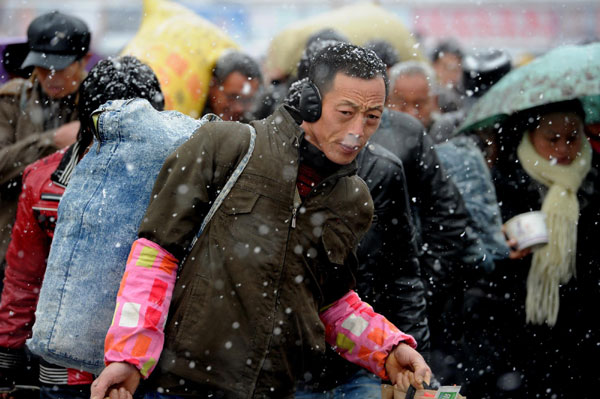 Heavy snow wrecks havoc in SW China