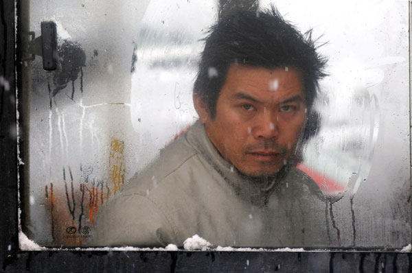 Heavy snow wrecks havoc in SW China