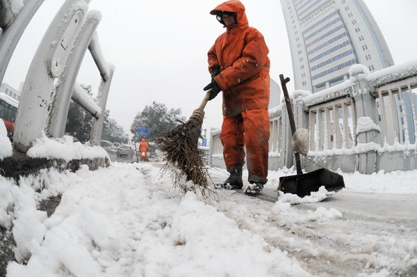 Snow, icy rain continue sweeping East, South China