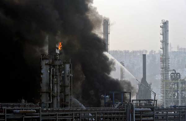 1 dead, 2 missing in refinery blast