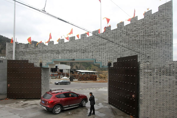 'Great' wall keeps thieves at bay