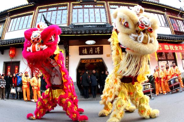 Chinese people toast for a better Year of the Rabbit