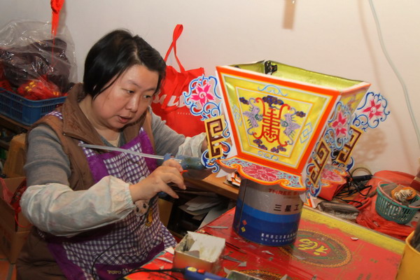 Lantern makers keep flame alive