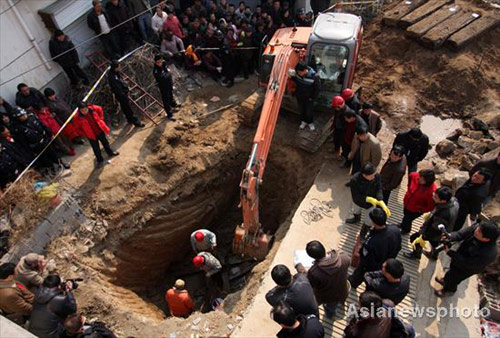 Well digger uncovers ancient burial mound