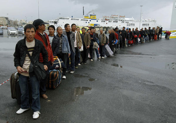 China evacuates 12,000 from Libya, sends frigate to help