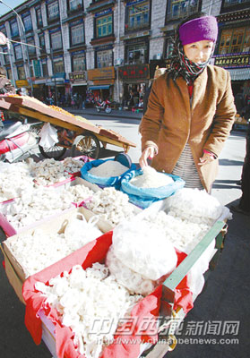 Festive air immerses Lhasa market