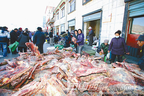 Festive air immerses Lhasa market