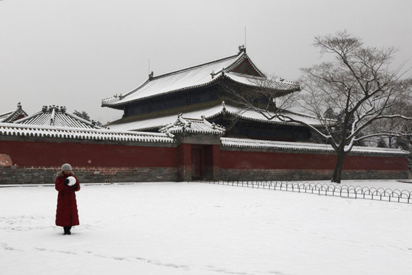Beijing embraces largest snowfall this winter