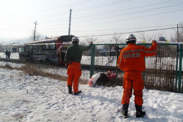 3 killed, 85 hurt in Urumqi when train hits bus