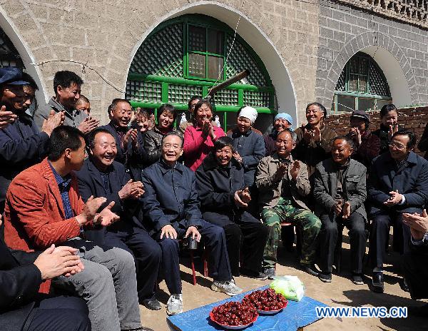 Wen urges more support for poverty-stricken areas