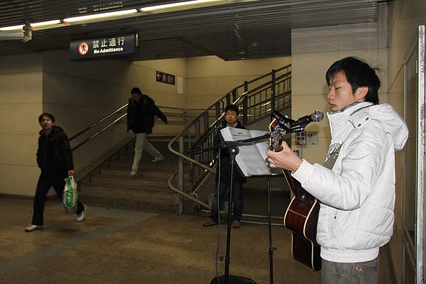 Yang Yanxin busking in Beijing