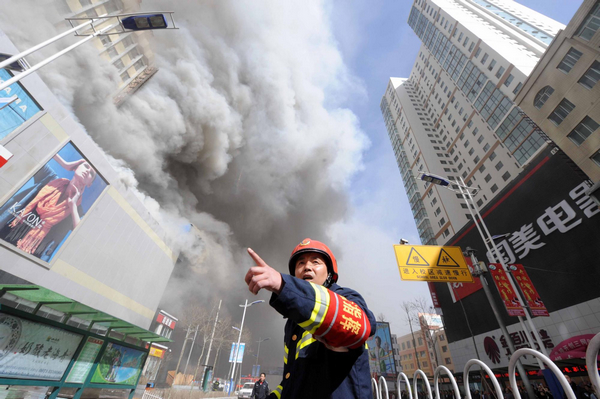 One killed in NW China shopping mall fire