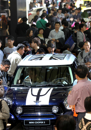 Chinese automakers showcase green car ambitions