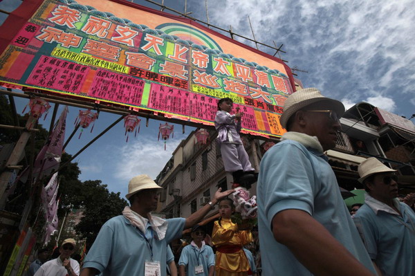 Bun Scrambling Contest a hit in Hong Kong