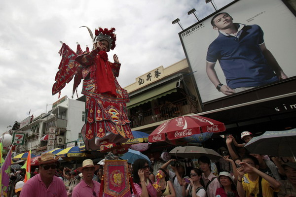 Bun Scrambling Contest a hit in Hong Kong