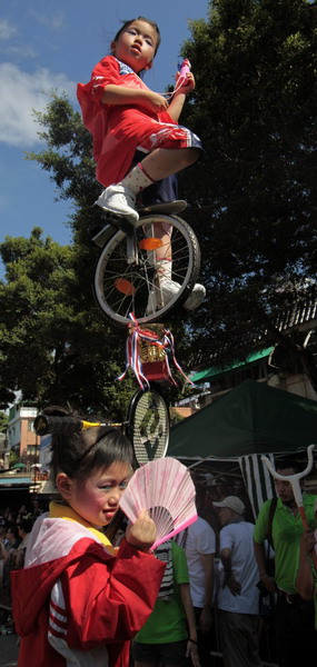 Bun Scrambling Contest a hit in Hong Kong