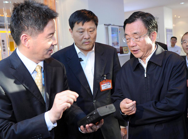 Official urges developing hi-tech industries