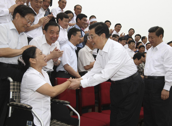 Hu greets 'role model' Communist Party members