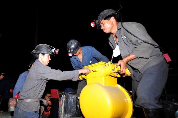 Rescuers rush to reach 19 trapped miners in S China