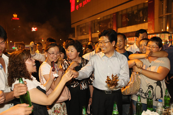 Xinjiang Party chief shares kebabs with locals