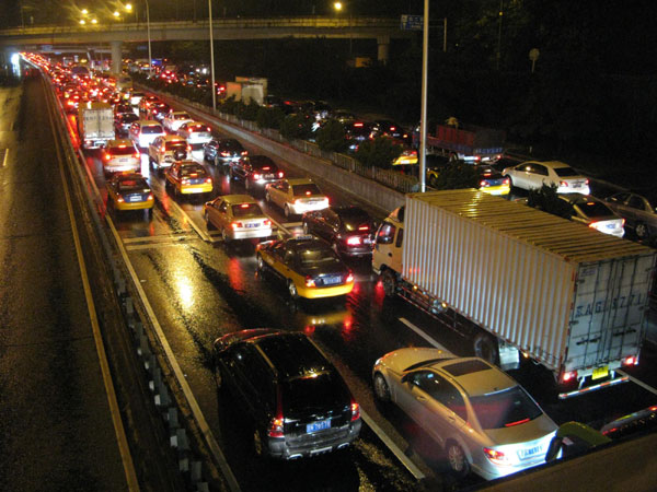 Sudden downpour in Beijing disrupts traffic