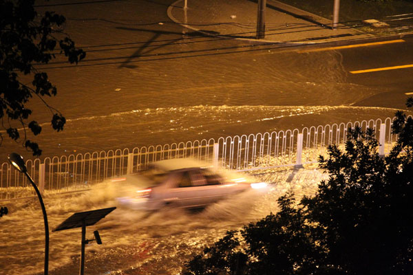Sudden downpour in Beijing disrupts traffic