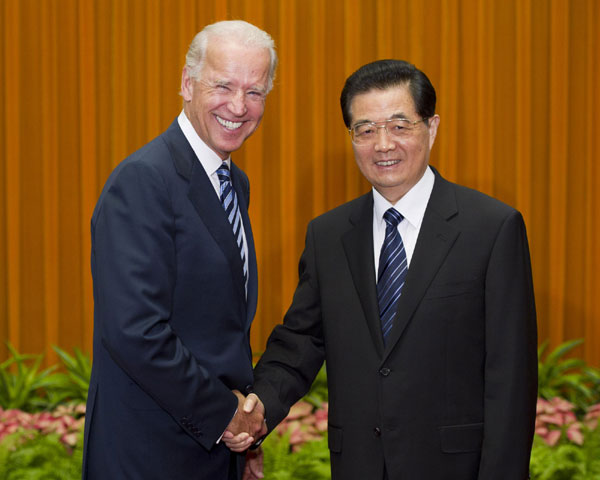 President Hu meets Biden,stressing mutual trust,respect