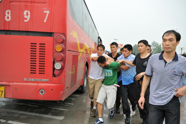 Hostage rescued after bus hijacking in E China