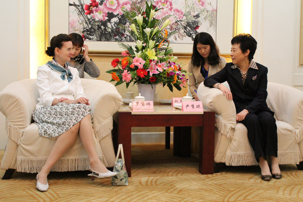 Yan Junqi meets with UN Resident Coordinator Renata