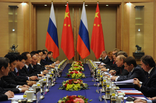 Chinese, Russian PMs pledge closer cooperation