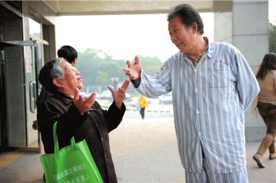 75-year-old volunteer helps keep Tian'anmen neat