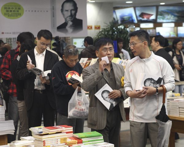 Sales of pirated Steve Jobs' book soar