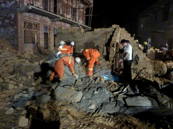 10 dead, 12 injured as home topples in C China