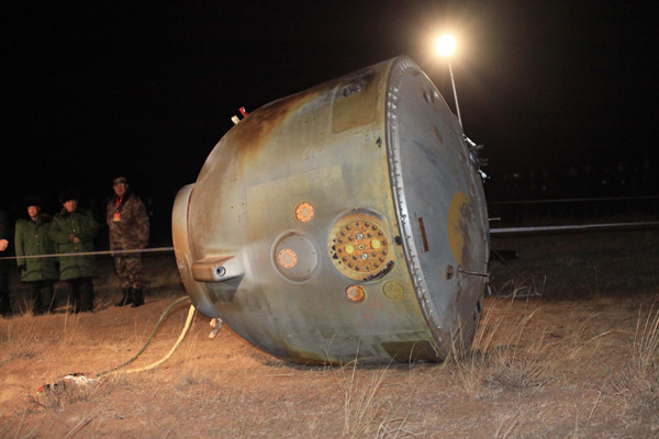 Shenzhou-8 spacecraft returns to Earth