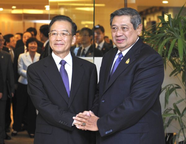Wen meets Indonesian president on ASEAN summits