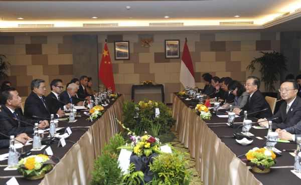 Wen meets Indonesian president on ASEAN summits