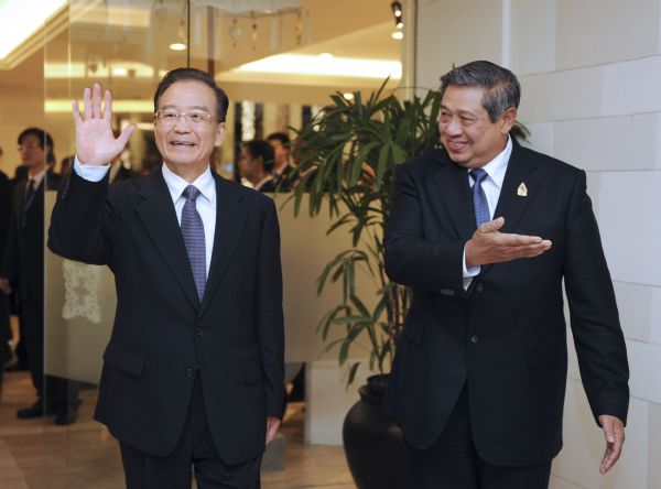 Wen meets Indonesian president on ASEAN summits