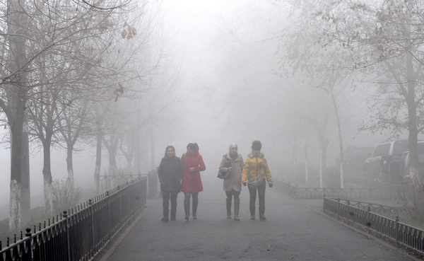 Heavy fog shrouds Urumqi, strands thousands at airport|Society| Heavy fog shrouds Urumqi, strands thousands at airport|Society|