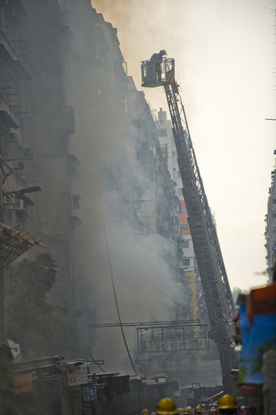 Death toll rises to 9 in HK downtown fire