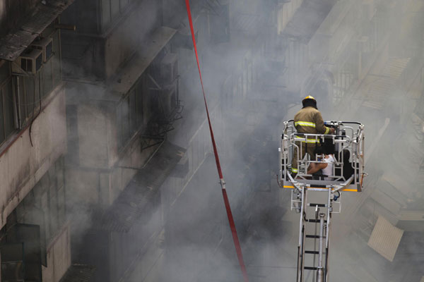 Death toll rises to 9 in HK downtown fire